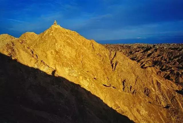 三危山自古历来水火不能相容,沙漠清泉难以共存,但在鸣沙山中,却能