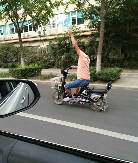 最後鎮樓的還有這位電動車司機,輸液騎車兩不誤,這是趕著去黃泉路啊!