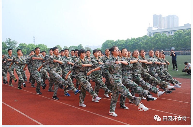 伍佑中学海中班学生在省海安中学军训胜利闭营