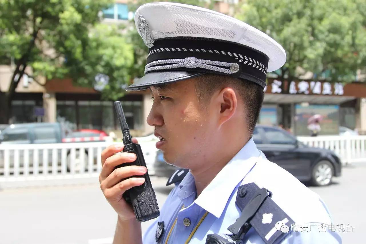 警服礼服麦穗的佩戴图片