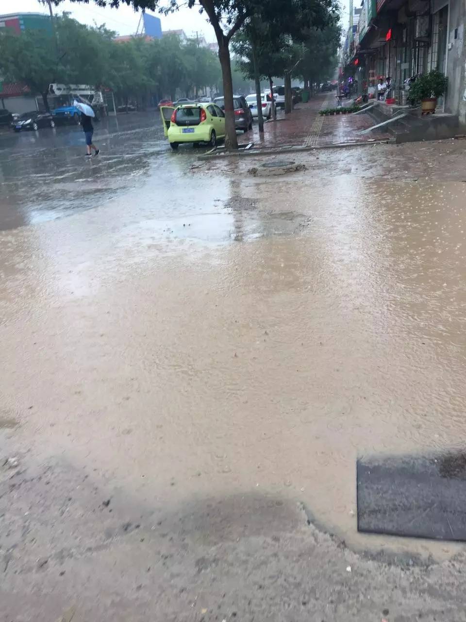 网友爆料:银河御府小区路口雨天积水,给居民出行带来不便!