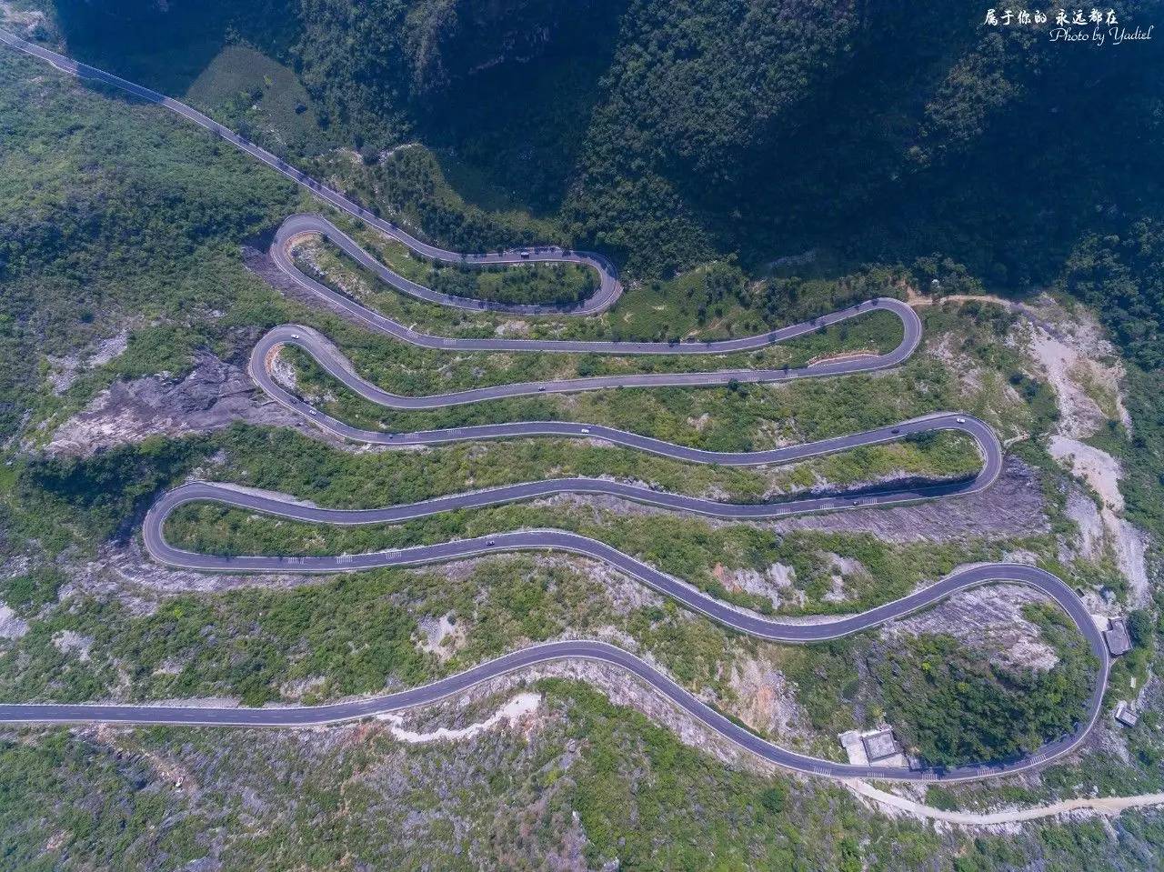 董菁路上的盘山公路北盘江大桥北盘江大峡谷(来源:房车江湖旅行网 )*