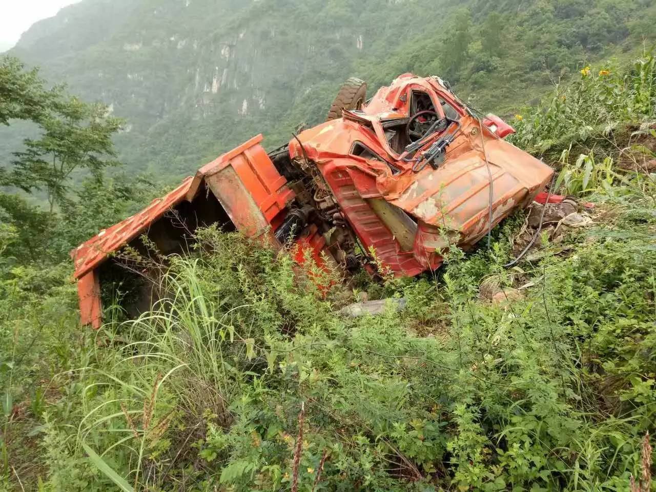 巧家货车司机遇塌方发生车祸,肋骨尽断下肢瘫痪,全家老小不能没有他