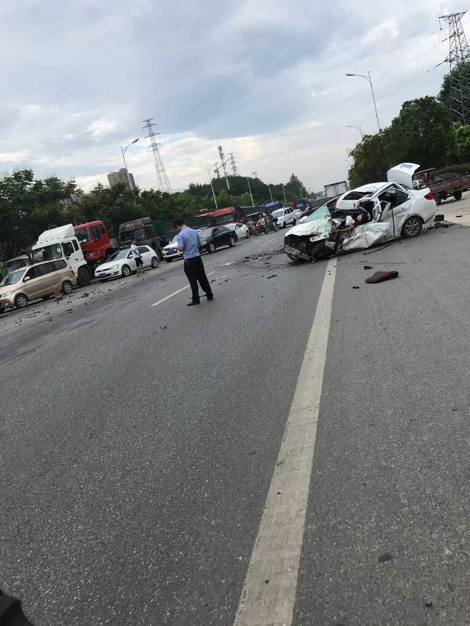 今早北環盧氏茶城附近發生一起車禍現狀慘烈有人員傷亡