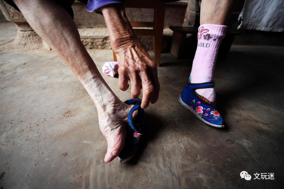 中国现代27岁裹脚女图片
