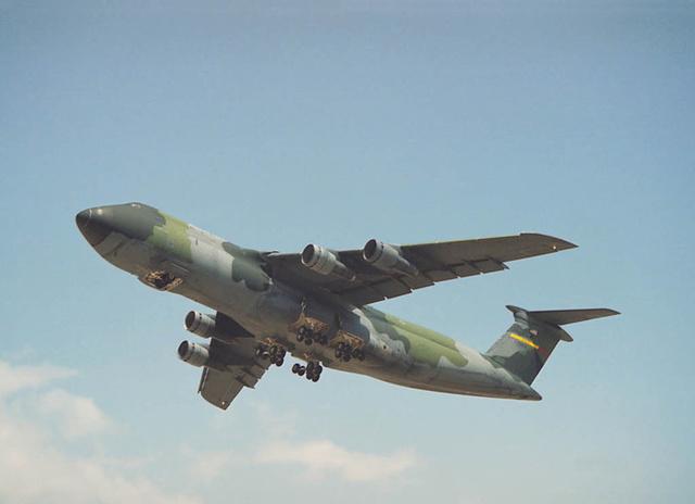 环球空中霸王Ⅲc17运输机可以同时执行战略战术运输任