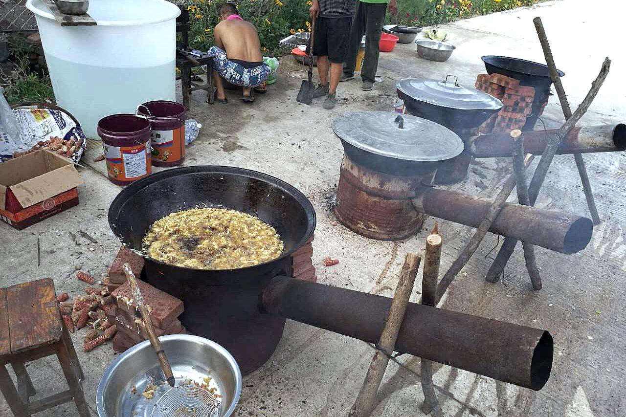 實拍東北農村婚宴流水席柴火灶大鐵鍋熱鬧的後廚你見過嗎