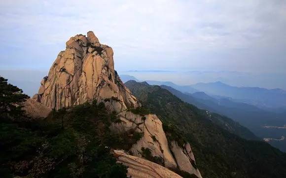 九華山古稱陵陽山,九子山,為