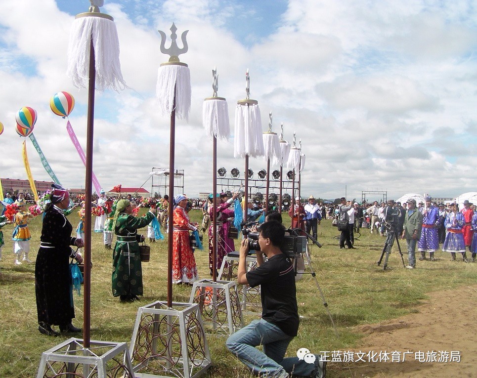 2017年正蓝旗苏鲁锭祭祀将近介绍三本书给您蒙文