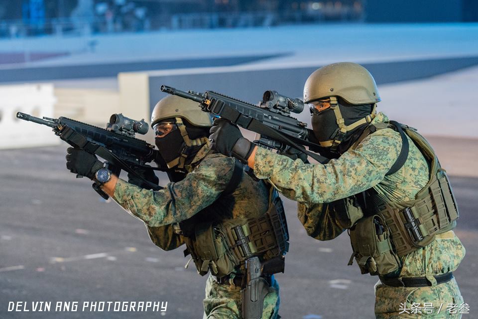 新加坡举行军警联合反恐演习为了展示武器场面堪比大片