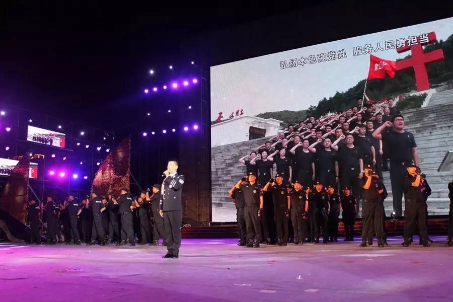 歌伴舞《在此刻》19時30分,閉幕式演出在大合唱《人民公安向前進》中