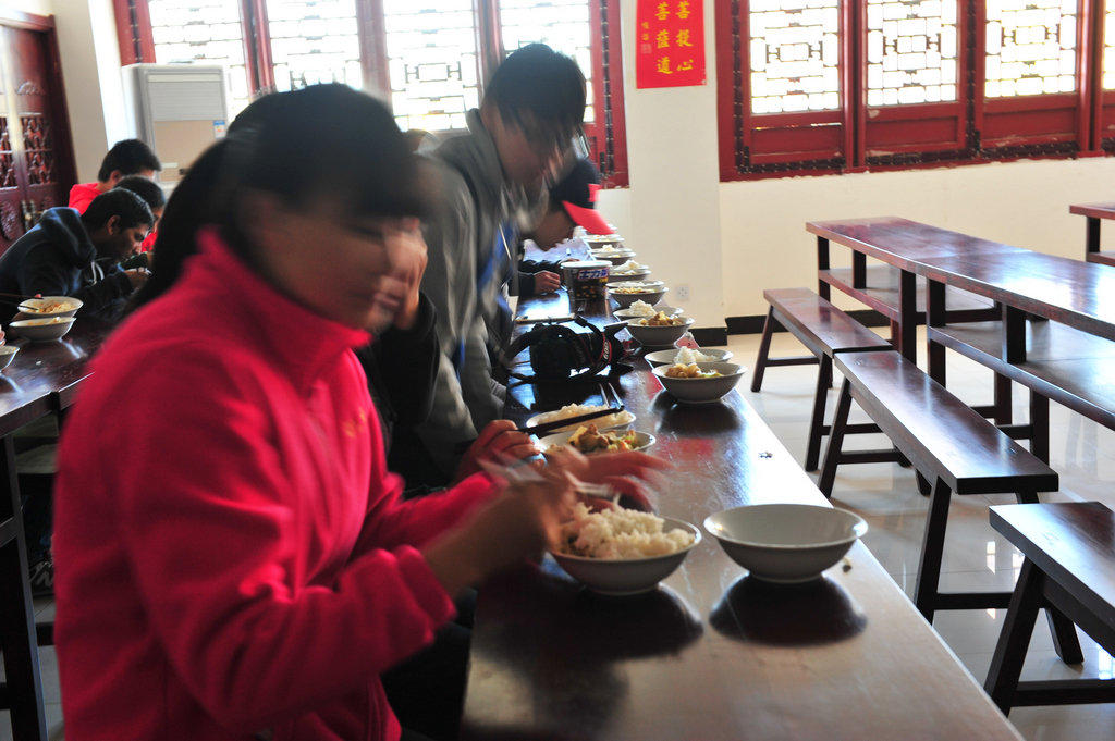 按照路標指引,吃齋飯的地方在