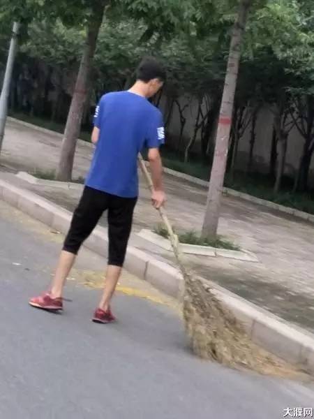 扫地背影图片男图片