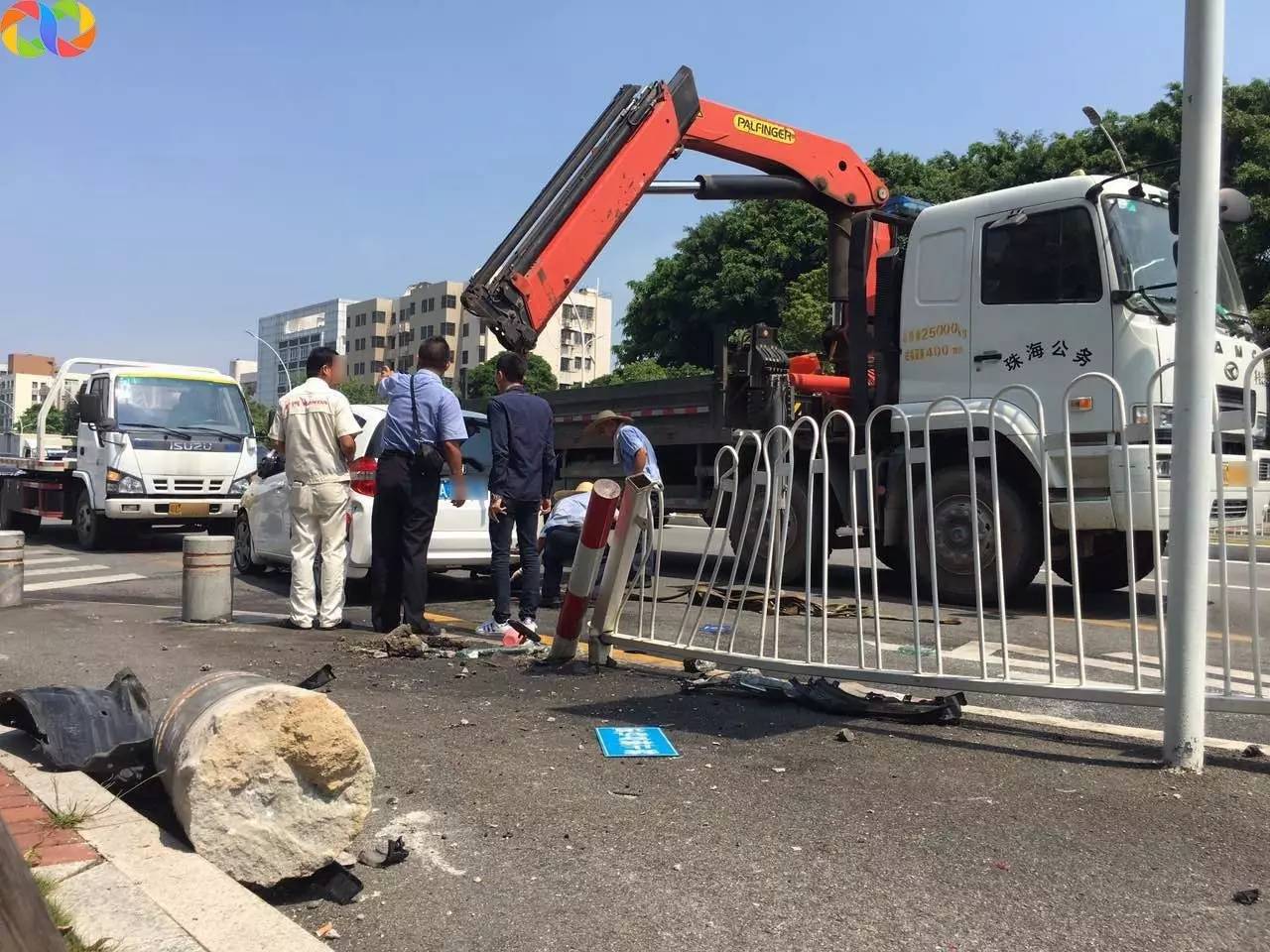 險珠海一出租車忽然變道將粵a車懟上護欄內部視頻流出