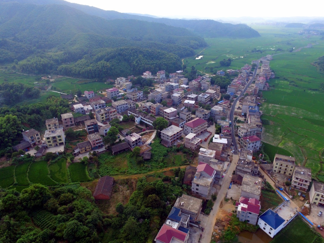 社赓枧头村被群山环抱的秀丽乡村