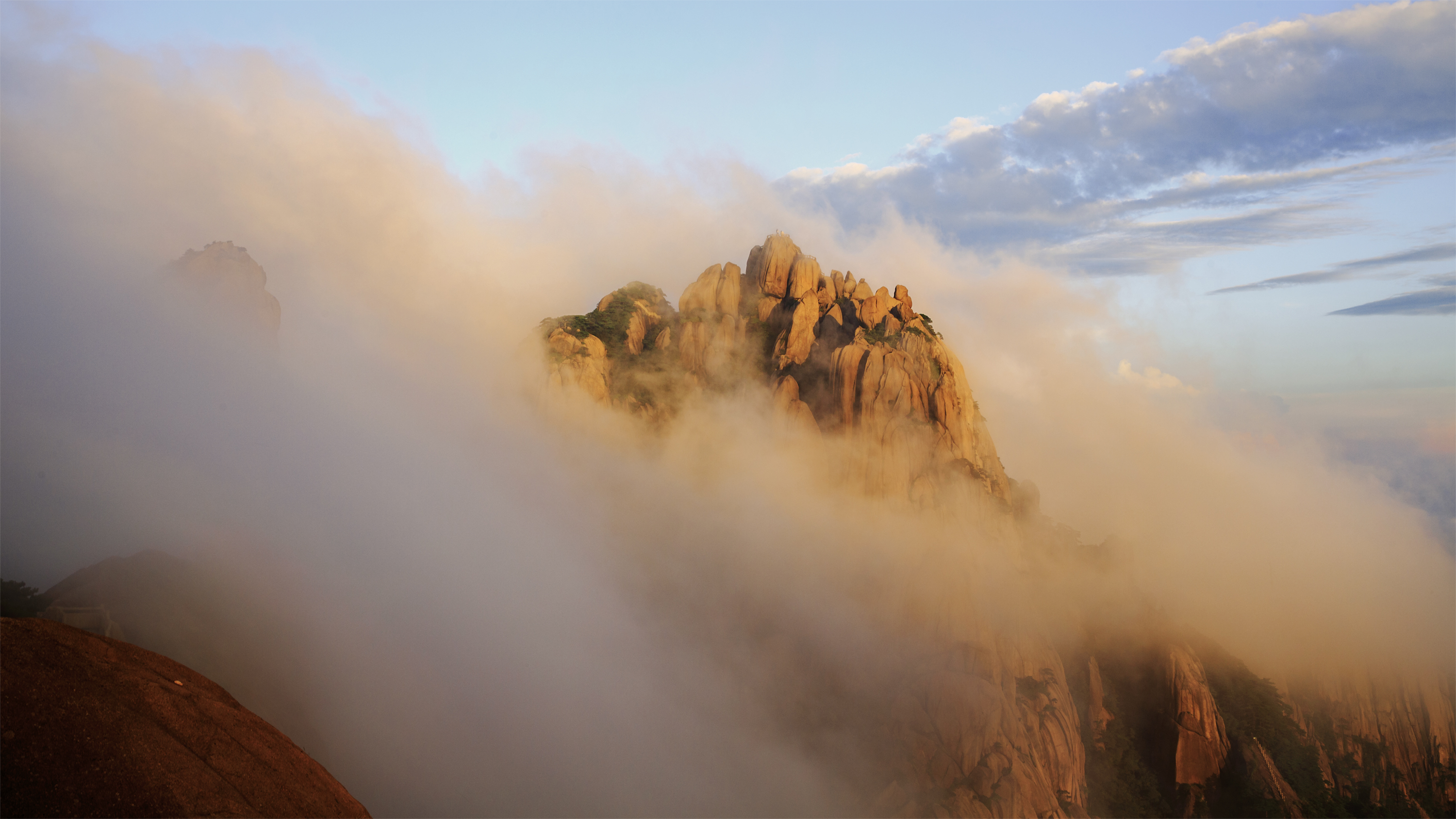 秋登黃山穿雲破霧佛光普照