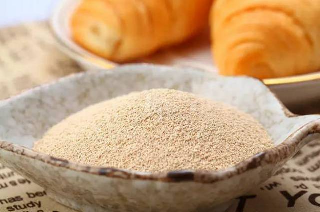 家庭里一般用小苏打作发酵粉,使用时可在小苏打中加入一定量的食醋