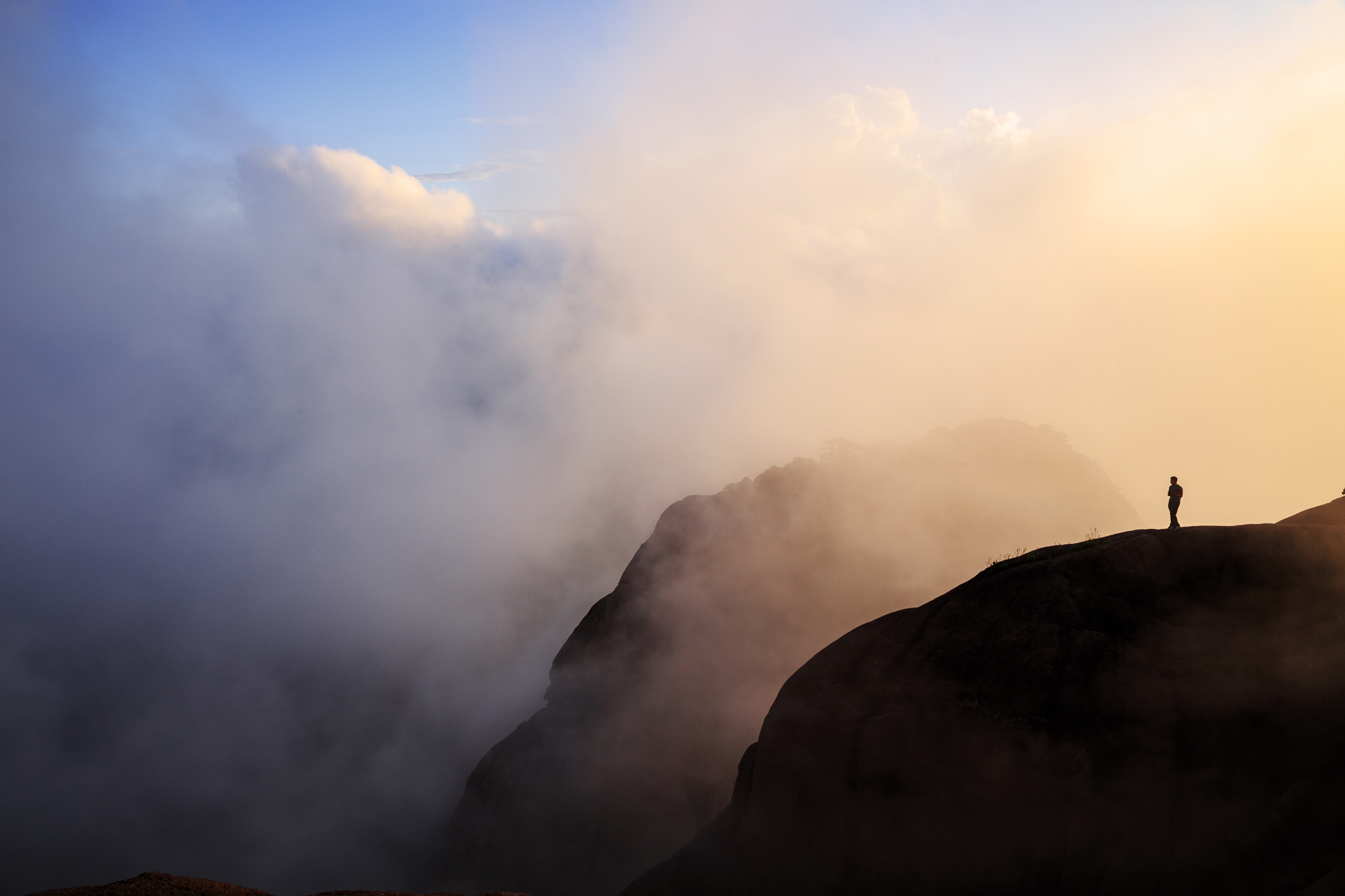 秋登黃山穿雲破霧佛光普照