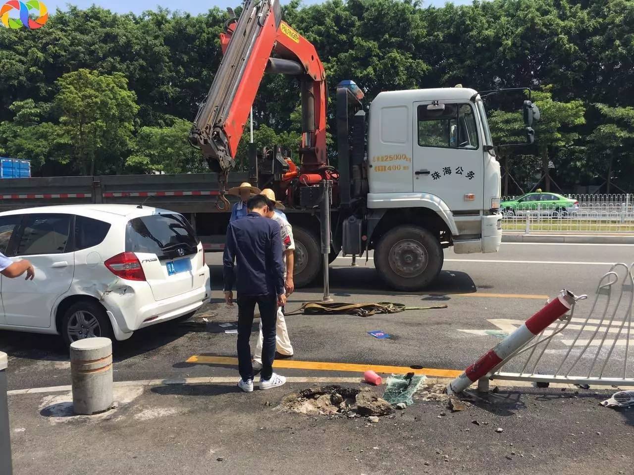 險珠海一出租車忽然變道將粵a車懟上護欄內部視頻流出