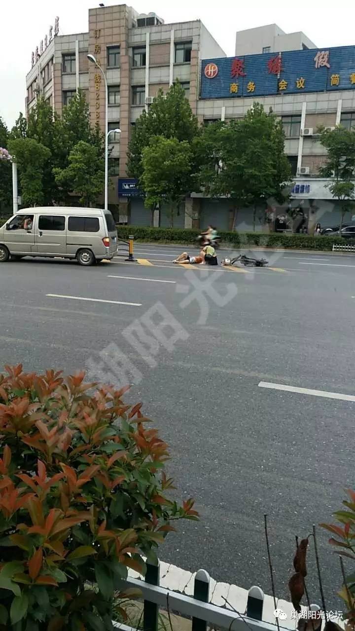 【视频】巢湖一女子骑电动车撞上面包车,发生惊险一幕