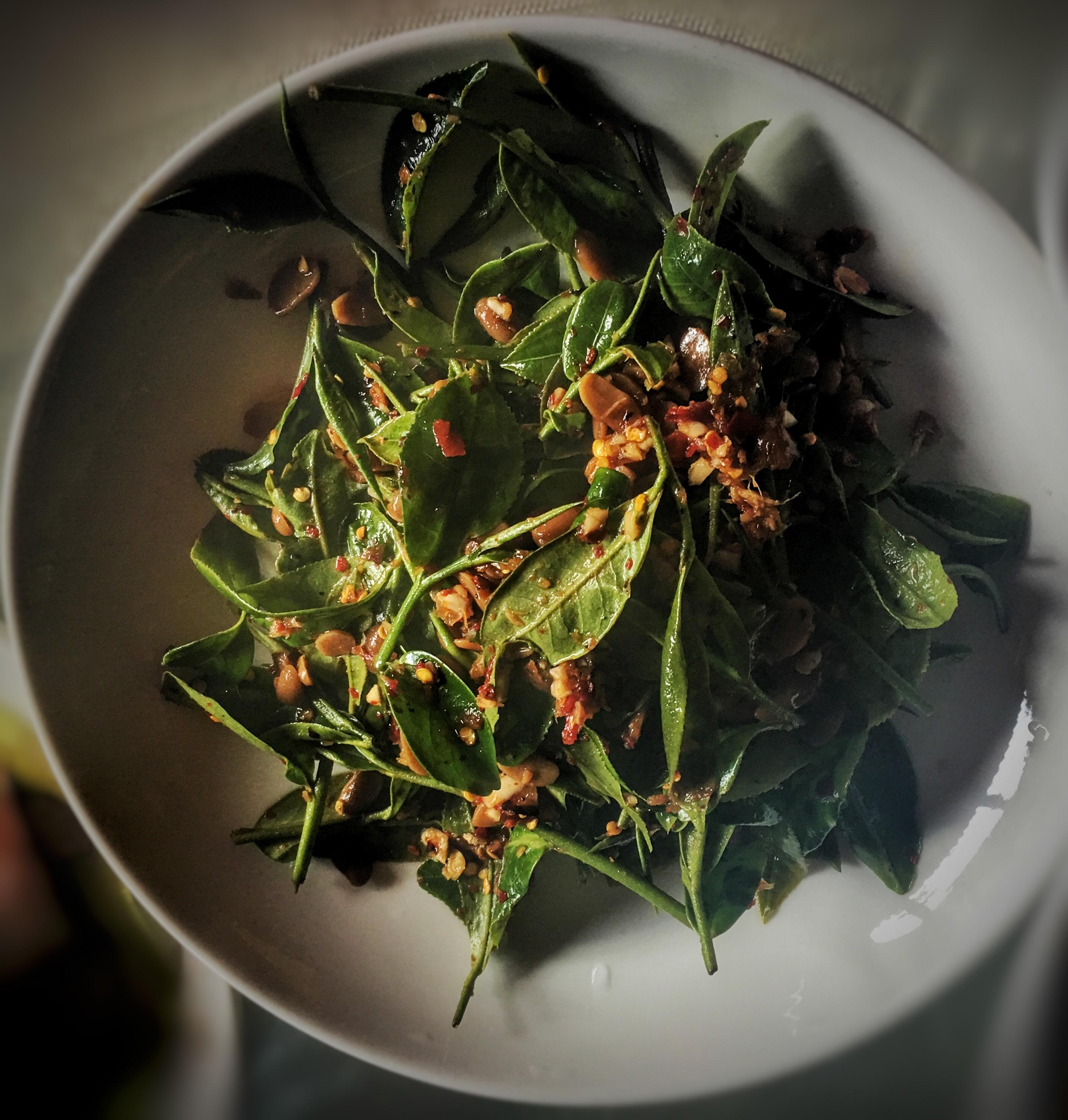 从茶园采摘鲜嫩的茶芽入菜,无论是鸡,猪,鱼,虾均可配以茶叶做菜,它能