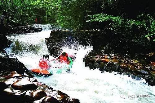 包含:景区门票,中餐,漂流门票,高额意外险,赠送矿泉水1瓶/人,优秀导游