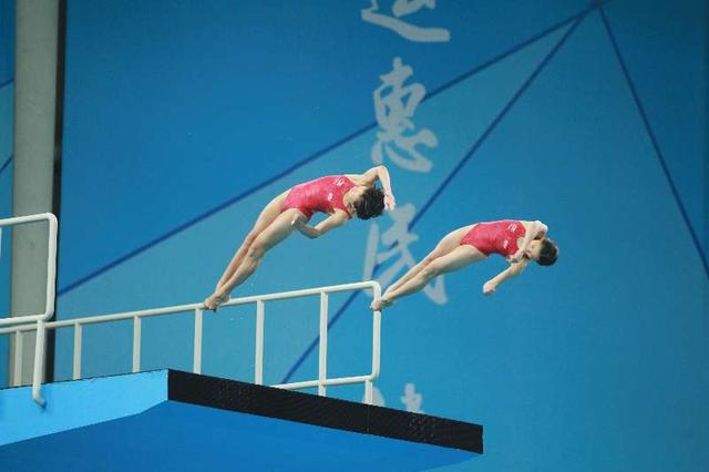 张家齐获全运会跳水比赛女子双人10米跳台金牌