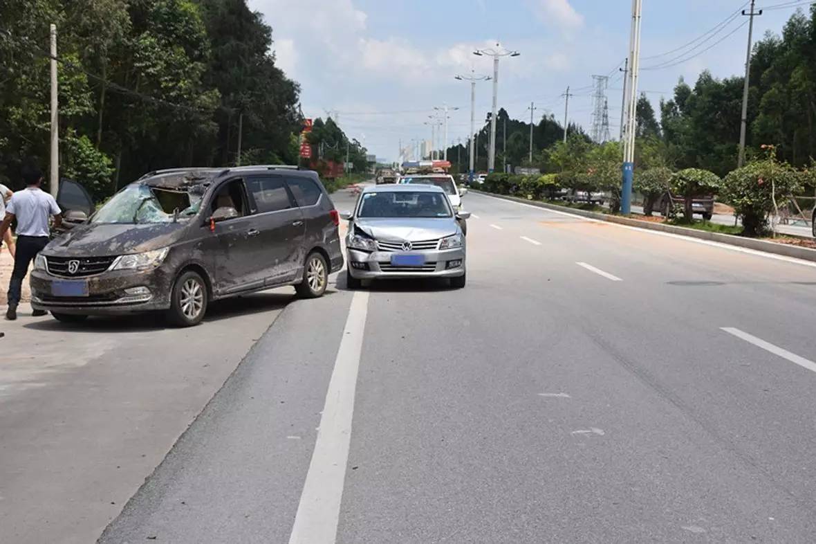 懵圈了!麵包車路上行駛突遭