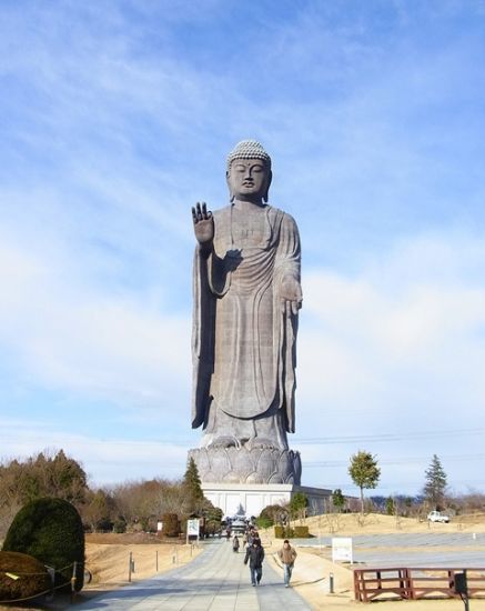 中原大佛,坐落河南省平頂山市魯山縣堯山佛泉寺,是現在國際上最高的釋