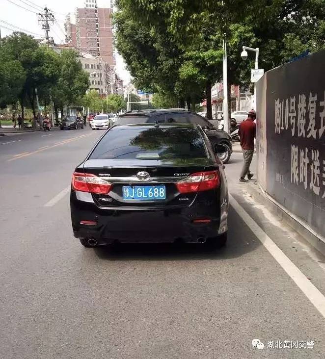 請以下車輛自覺遵守交通法律法規~車牌號:鄂j00l39違法行為:逆向行駛