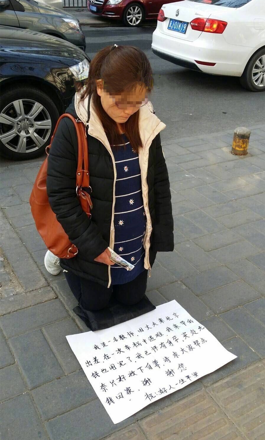 北京西站一孕妇天桥跪地乞讨 怀孕一年又一年