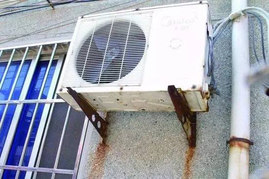 不少外机支架已严重生锈炎炎夏日,许多市民在空调房享受凉爽,却很少有