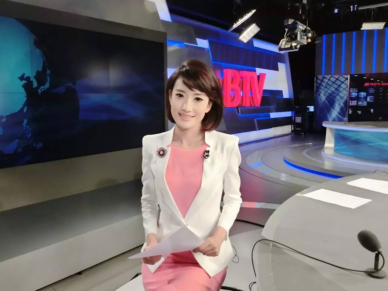 她是一位专业主播,从毕业起就开始坐在btv(北京电视台)的新闻主播台前