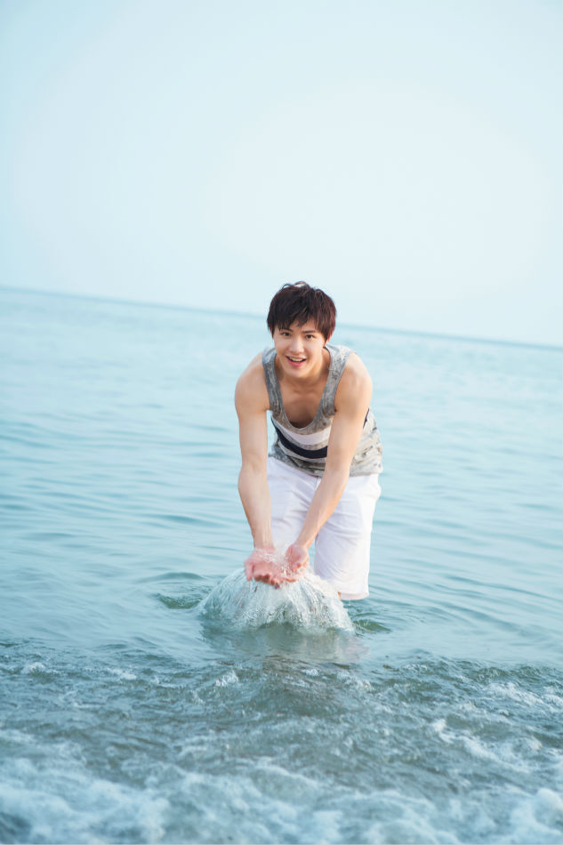 黄圣池曝海边写真 踏浪少年尽显阳光活力