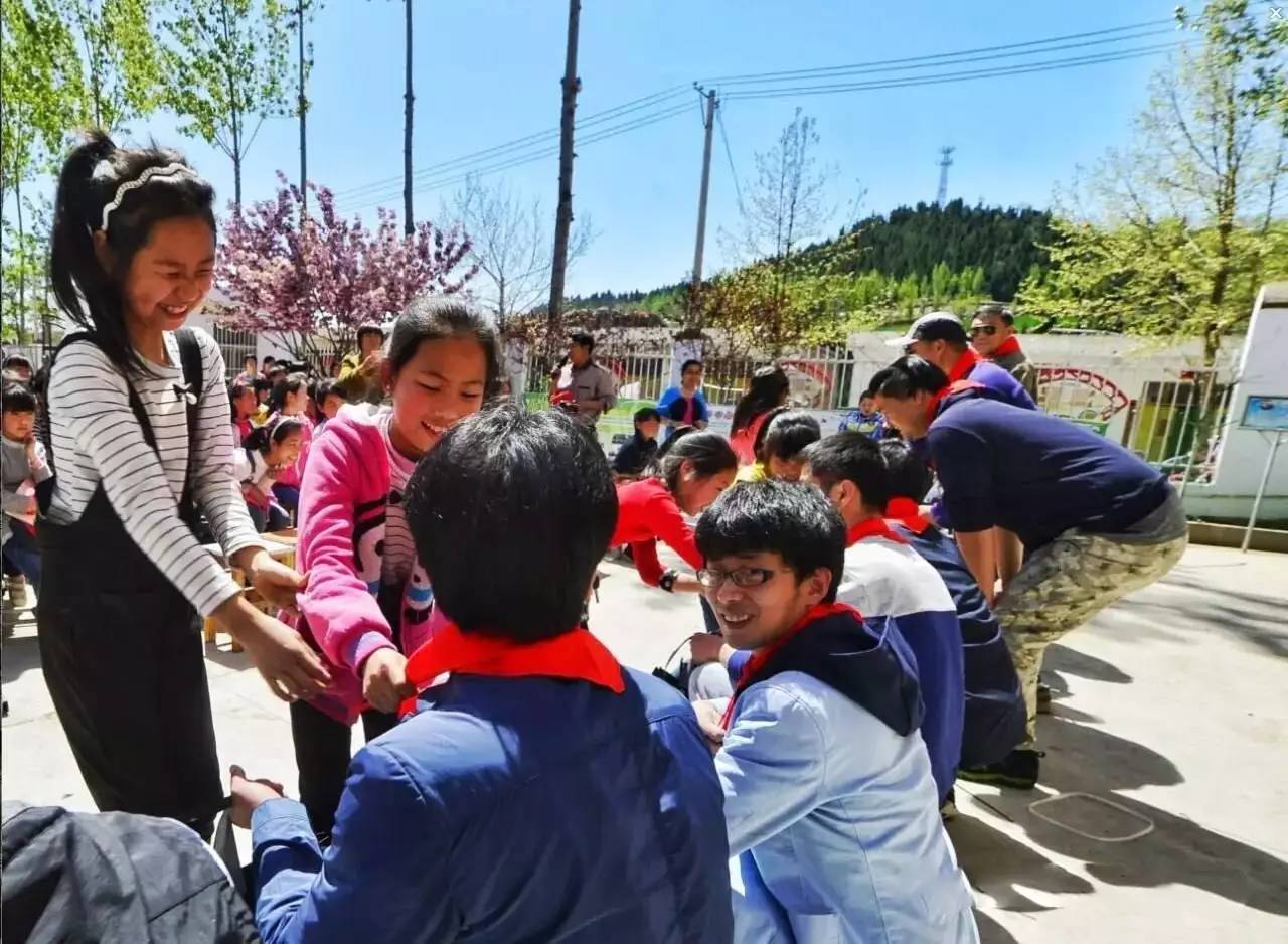 河南北汽越野俱樂部會員穿越千里,為羅嶺鄉小學送去關愛.