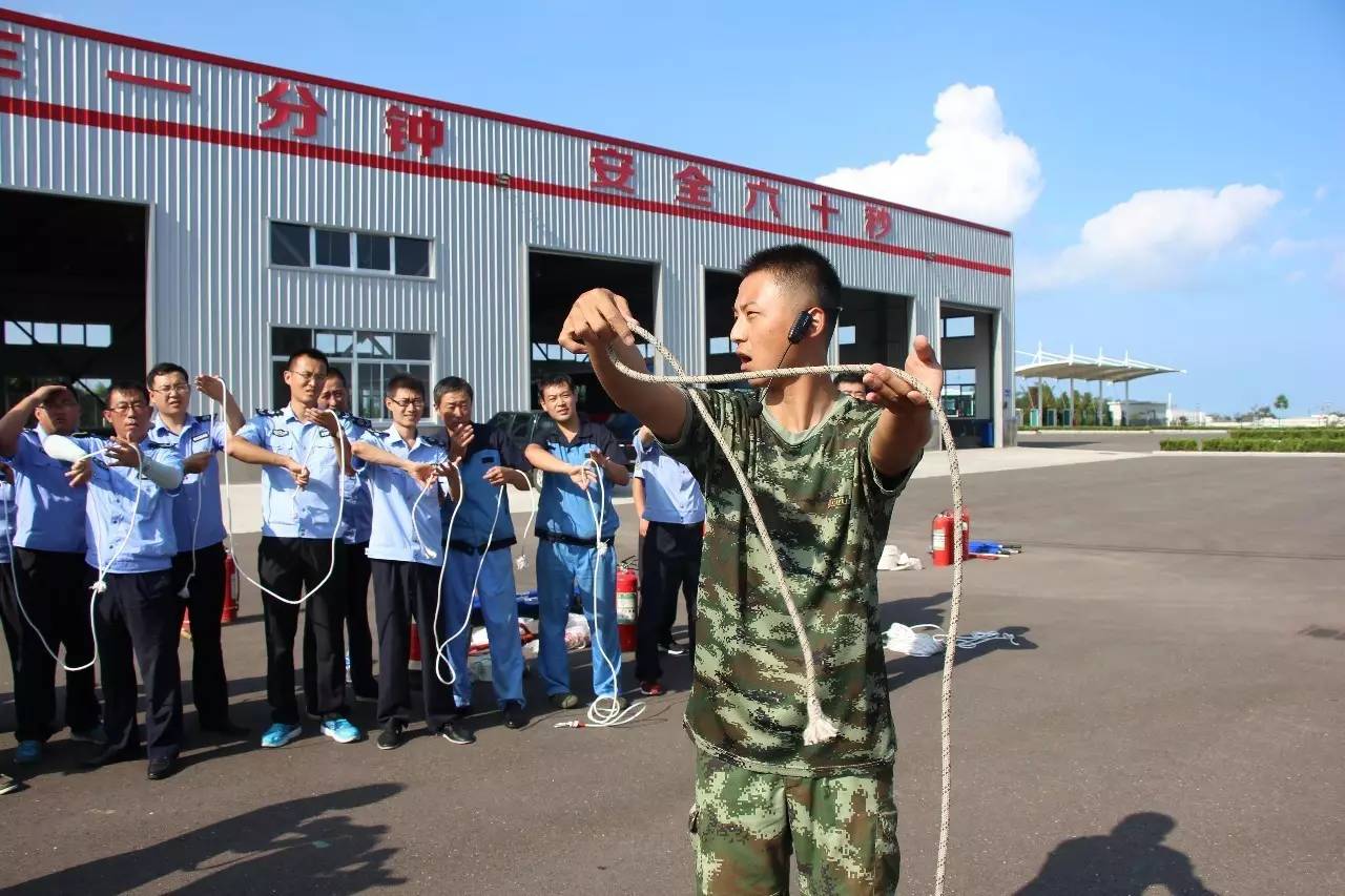 圖 | 消防繩結系法講解培訓期間,教官分別對滅火器,逃生繩,消防水帶等