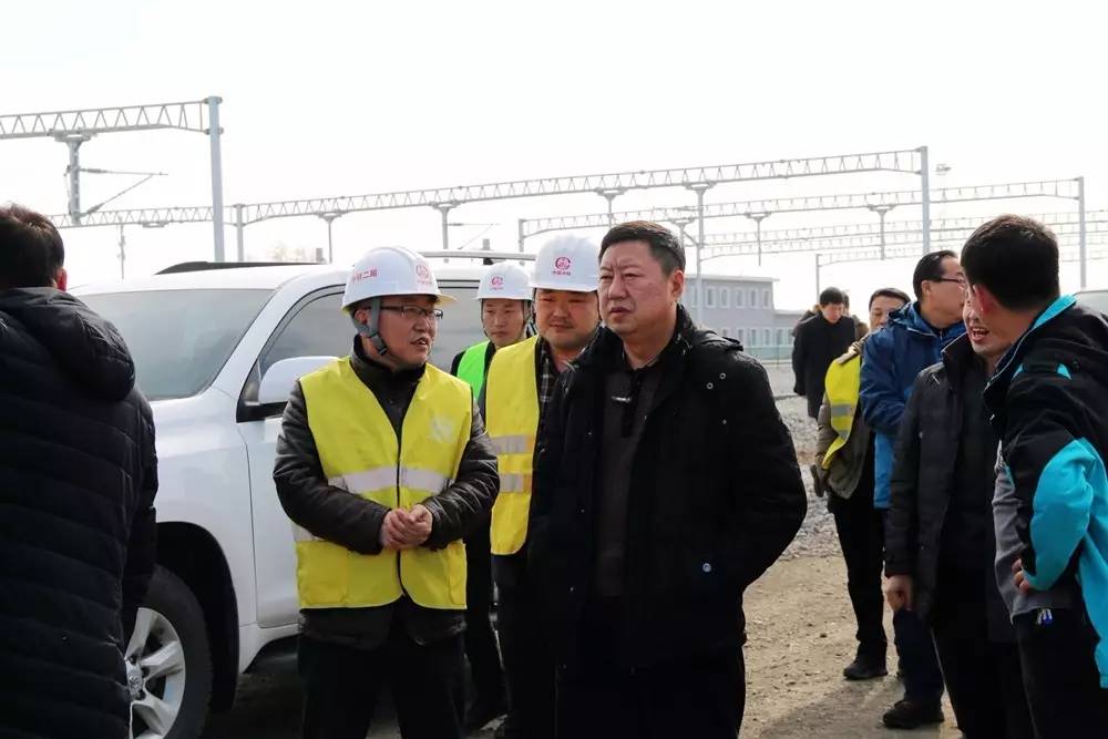 面对严峻的施工形势,沈阳铁路局局长张海涛等领导全盘统筹,多次深入