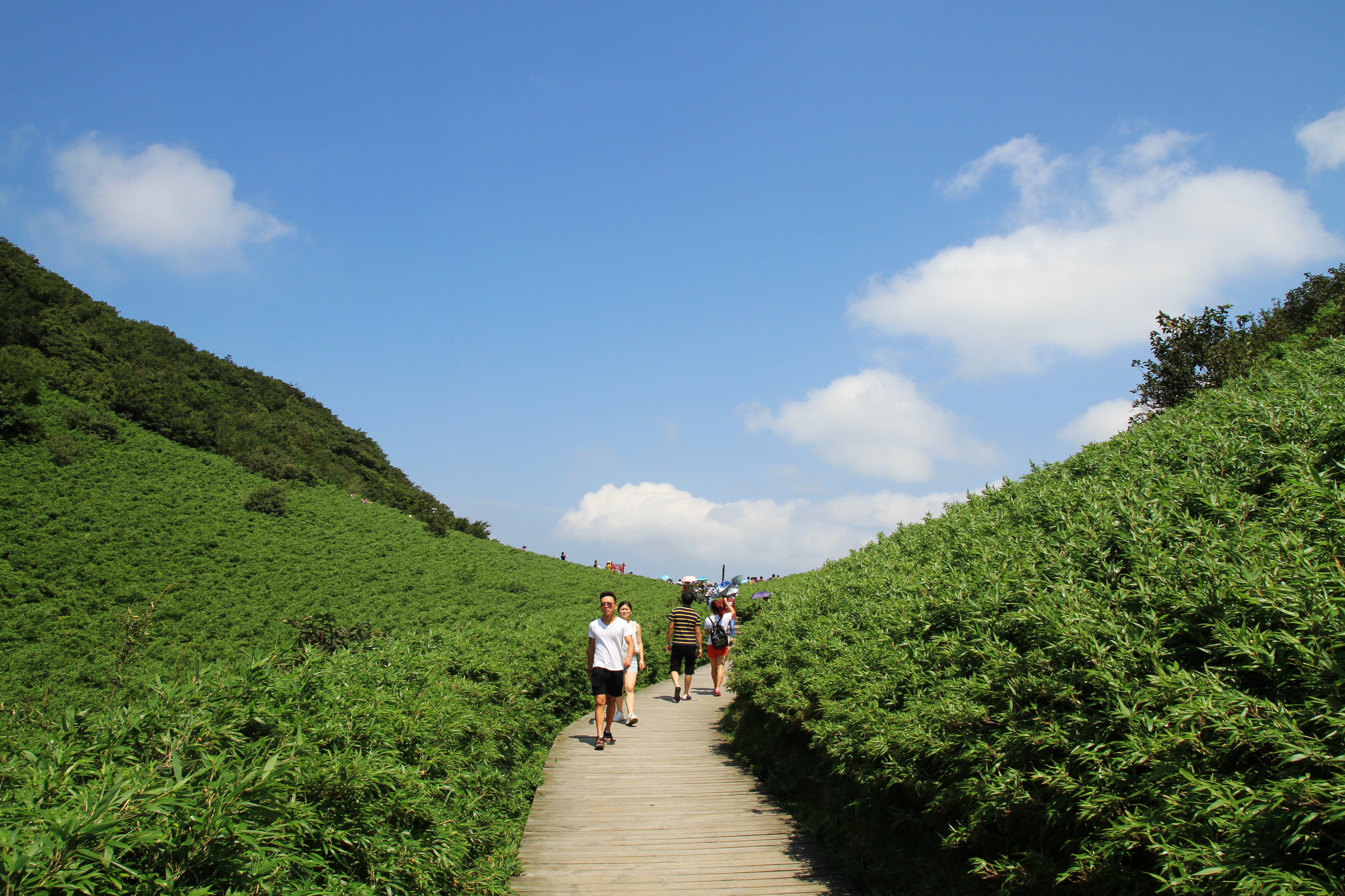 幽谷崟林呈翡翠,碧潭明镜映苍天.奇峰异嶂斜阳染,云淡空高赏绮峦.