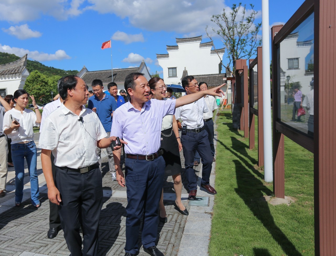 当天下午,黄明辉首先来到鞍山村,考察了"灵山慈水"文明示范线创建工作