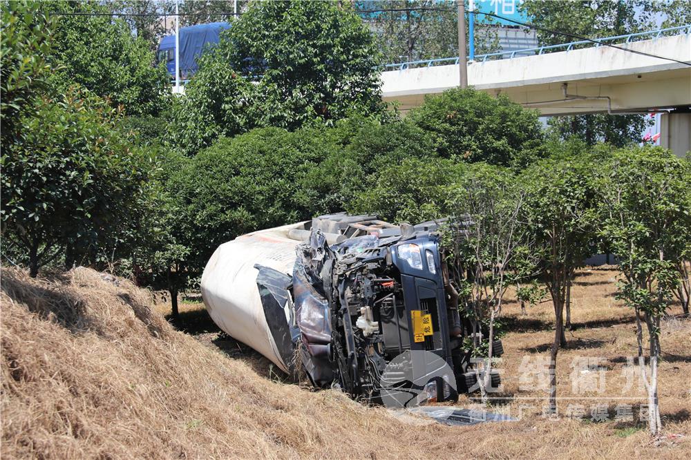 柯城区46省道往常山方向的匝道上发生一起交通事故,一辆运输液氮的大