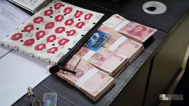 瀘州小夥坐出租4萬現金落車上 不到1小時的哥如數奉還