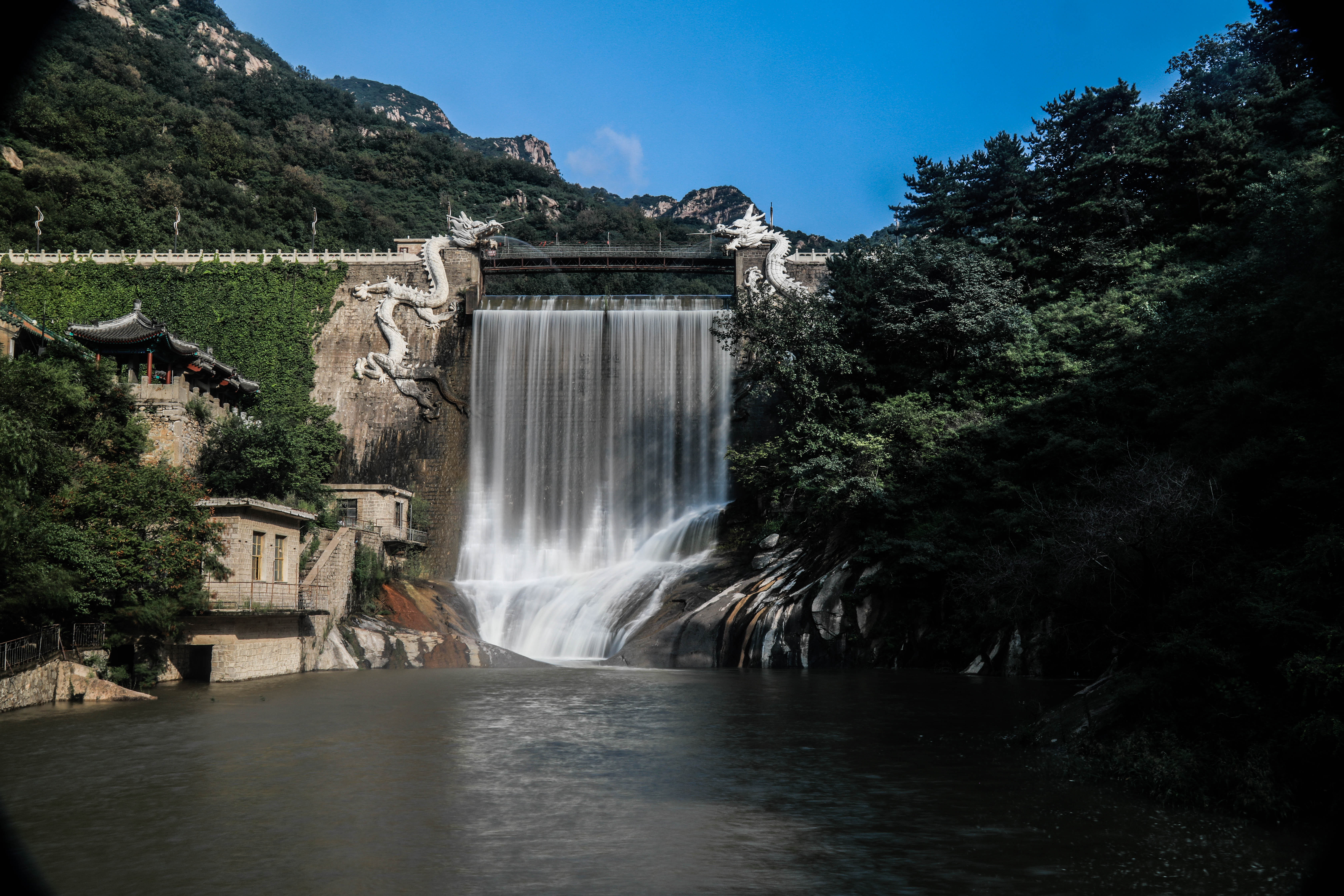 位于密云的白龙潭风景区,景色特别美,处在深山之中好如隔世,这里建于