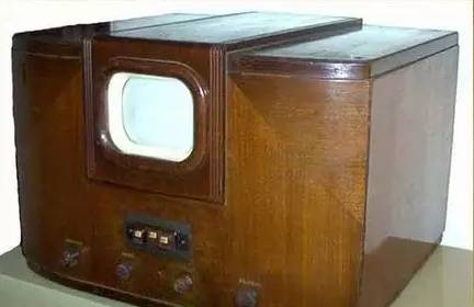 兹沃里金发明了现代电视的雏形,电子电视,从此奠定了宅女费电宅男废纸