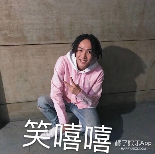 "大家的男孩-tt穿粉色衬衫破洞仔裤,被赞行走的撩妹机器