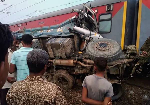 印度列车脱轨至少50人伤