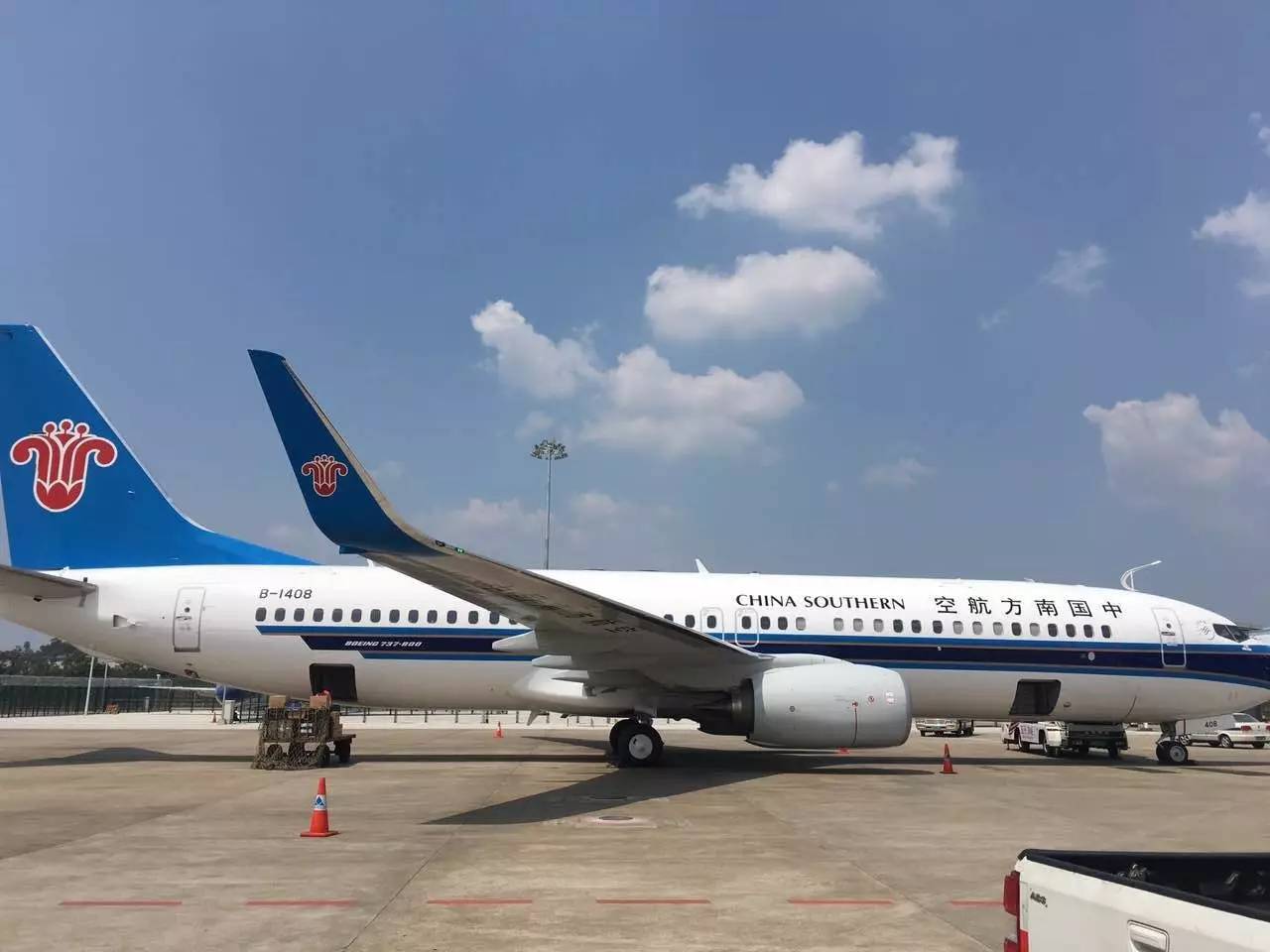 本週,南航國際融資租賃有限公司一架b737-800,一架a321租賃飛機先後