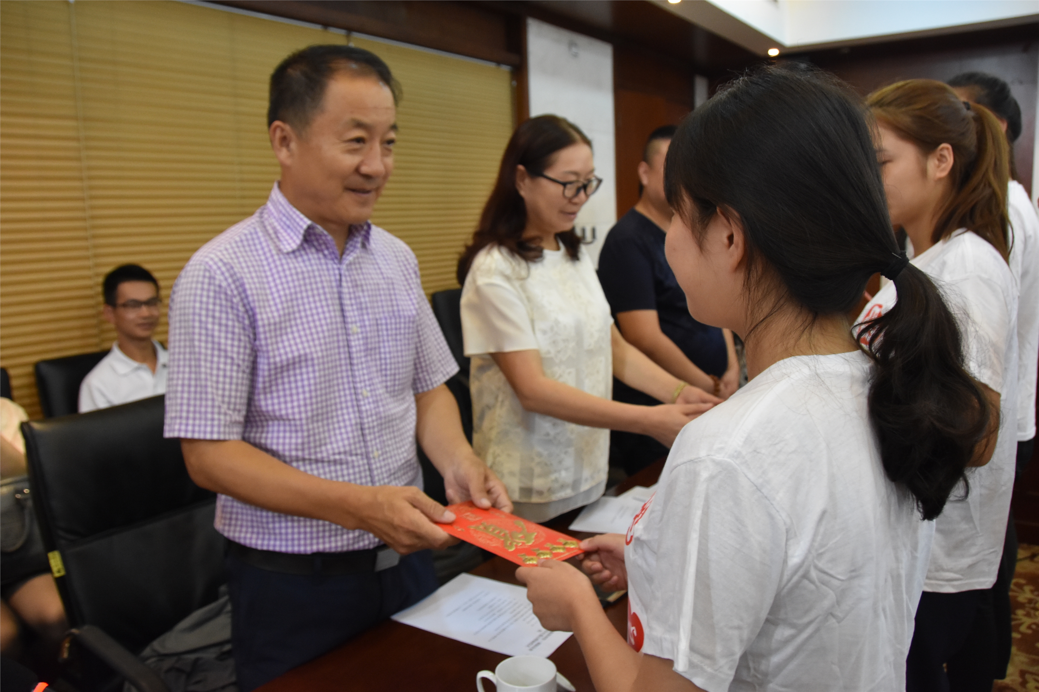 陝西黃陵國家森林公園助力貧困大學生圓夢!