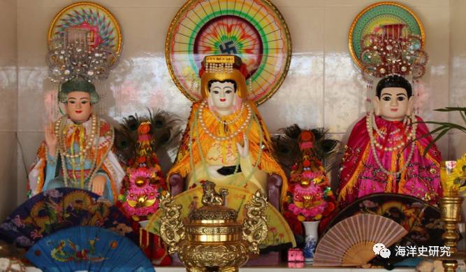 图14 金瓯省cai doi vam 镇水神庙中的水母娘娘,天后圣母与处主圣母
