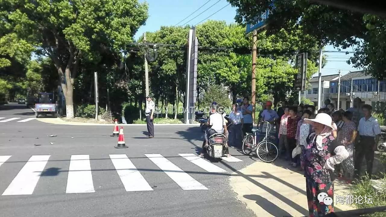 ▼行车记录仪拍下车祸发生的情况今天早上高塍滆湖路附近发生交通事故