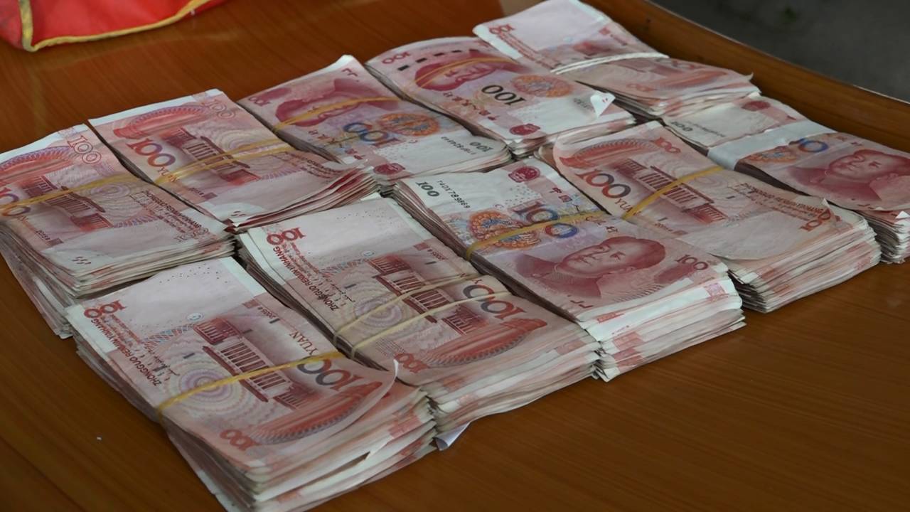 警方急寻10万元现金失主为拾金不昧的施师傅点赞